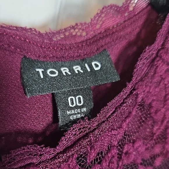 129 Torrid 00 M/L Medium Large Maroon Lace Fitted Peplum Blouse - Picture 3 of 7